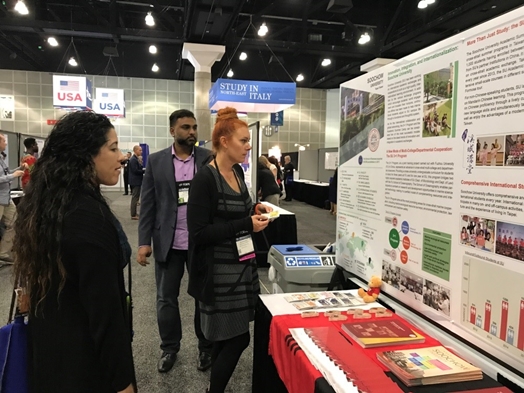 圖片標題:02與會者參觀本校攤位