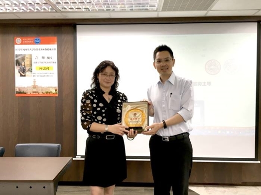 圖片標題:企管系胡凱傑主任致贈感謝獎牌給南開大學商學院許暉教授