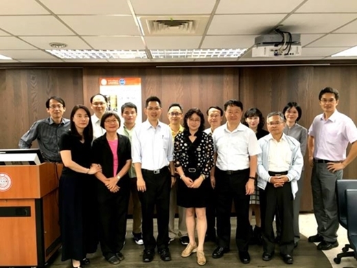 圖片標題:企管系老師與許暉教授合影留念