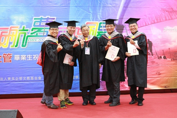 圖片標題:高孔廉老師頒發碩專班服務優良獎