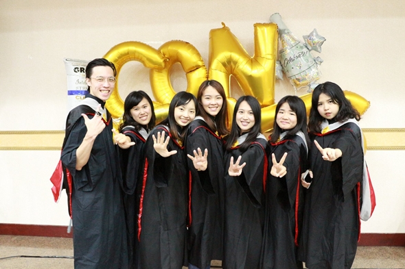 圖片標題:同學開心合影留下美好回憶