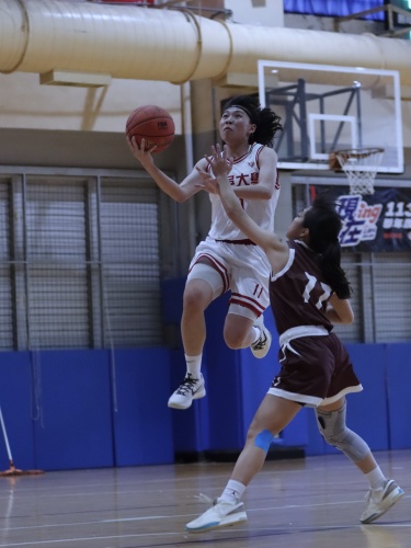 圖片標題:batch_圖五：球員在比賽中奮戰。_0