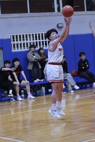 圖片標題:batch_圖六：球員在比賽中奮戰。_0