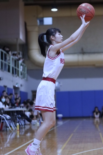 圖片標題:batch_圖十：球員在比賽中奮戰。_0