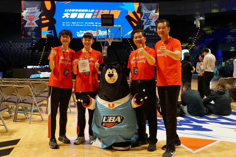 圖片標題:詹乾隆校長以「2025前進小巨蛋，東吳女籃勇奪冠」期許東吳女籃抱回隊史第三冠。