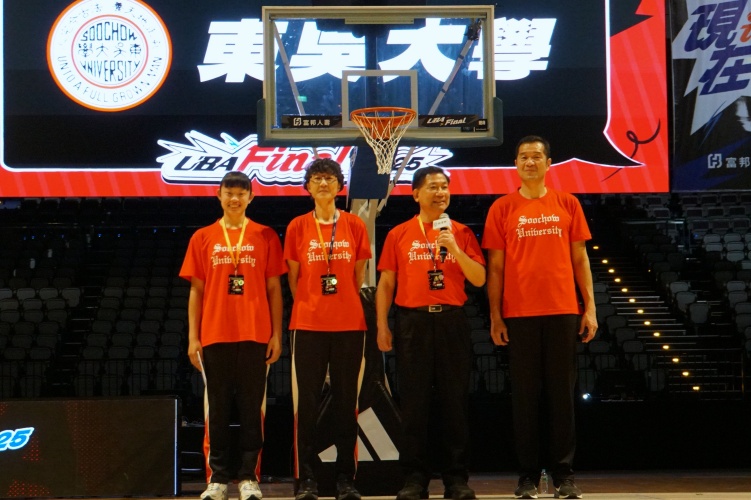 圖片標題:UBA冠軍戰賽前記者會，東吳大學校長詹乾隆代表東吳女籃誓師。