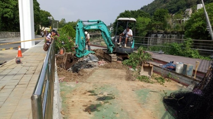 圖片標題:03營繕組同仁及自來水公司人員清晨繼續搶修水管