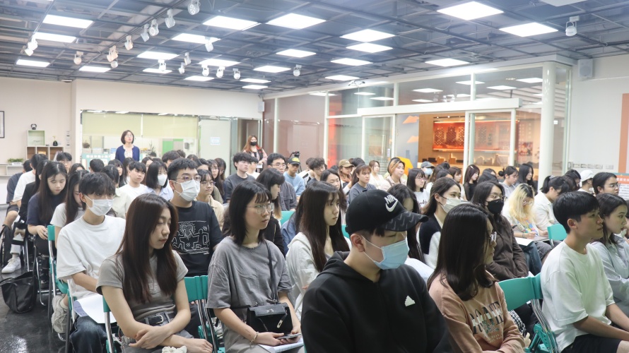 圖片標題:batch_圖五：「職海航道中的I定位」職涯講座現場座無虛席。