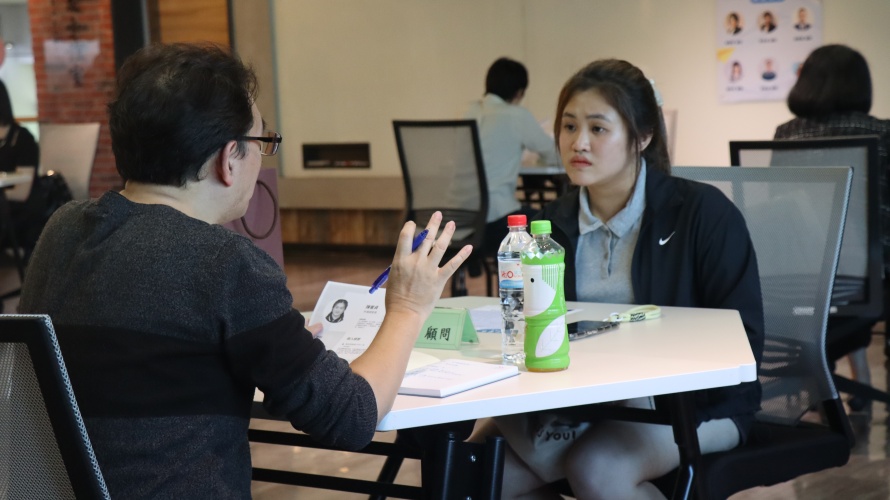 圖片標題:batch_圖三：職涯顧問為同學進行一對一履歷健診。