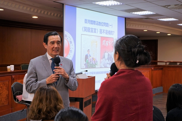 圖片標題:圖2：東吳大學嚴家淦法學講座馬英九教授演講「《開羅宣言》是不是條約？」同學發問