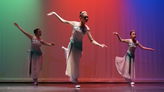 圖片標題:06第一幕「墨淵」描述了大自然四季更替