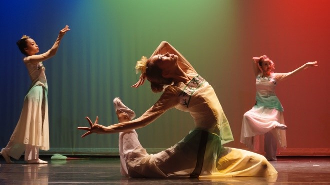 圖片標題:08舞臺的燈光、戲服都是靠著親善舞團自己做出來的