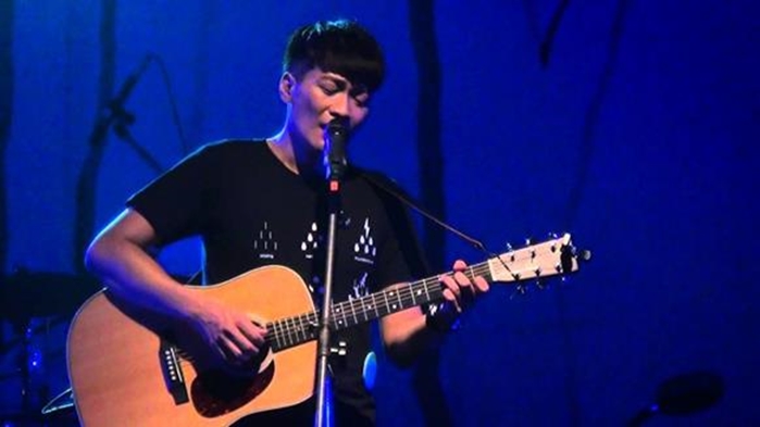 圖片標題:4.黃玠自彈自唱畫面