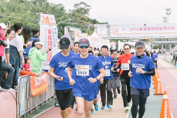 圖片標題:01前總統馬英九參加東吳超馬30分鐘名人體驗賽