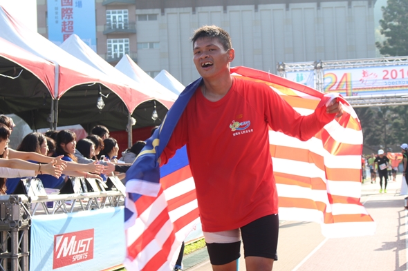 圖片標題:12馬來西亞腦麻選手曾志龍堅持完成賽事