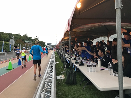 圖片標題:04志工們加油互動