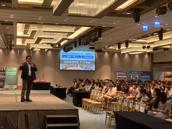 圖片標題:batch_圖六_劉文彬老師於臺中場主講致勝講座