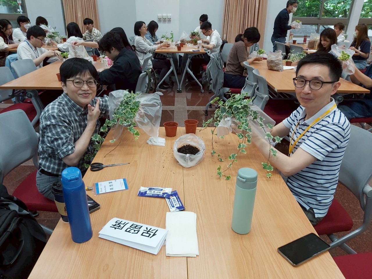 圖片標題:5.高旭繁老師(左)、簡晉龍主任(右)一同體驗