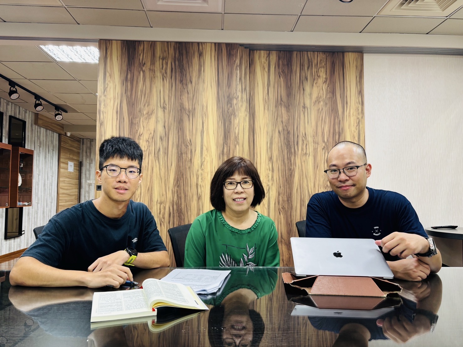 圖片標題:2_JT_Lab與創創老師合影