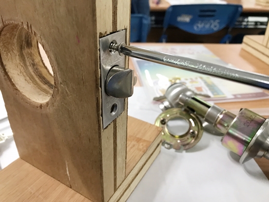 圖片標題:03 用螺絲起子拆鎖