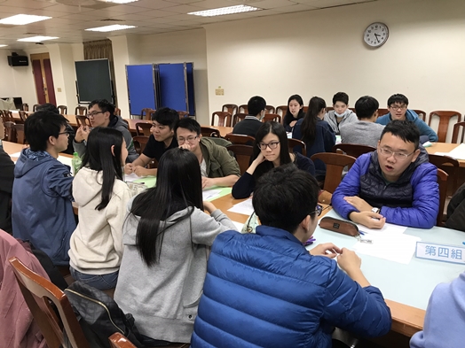 圖片標題:05同學相互討論