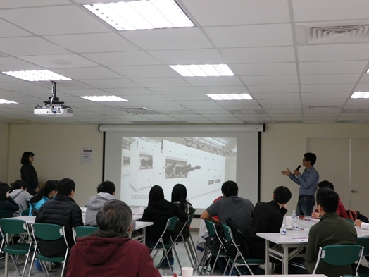 圖片標題:仔細聆聽工程處張處長講解LED的製作