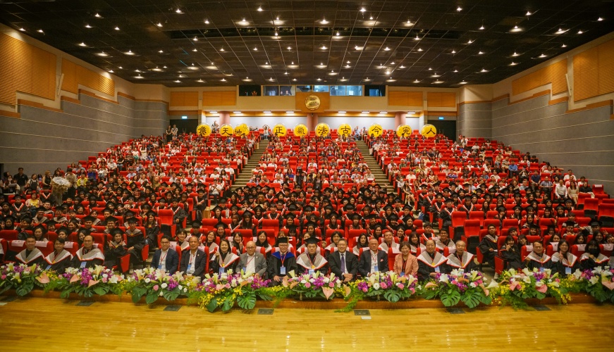 圖片標題:batch_圖八：企管系畢業祝福典禮全體師生及家長大合照