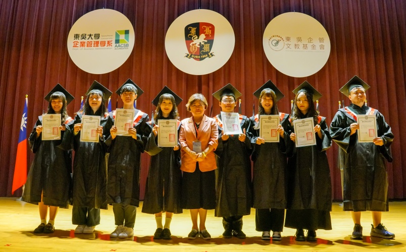 圖片標題:batch_圖七：沈筱玲董事頒發大學部班級服務優良獎