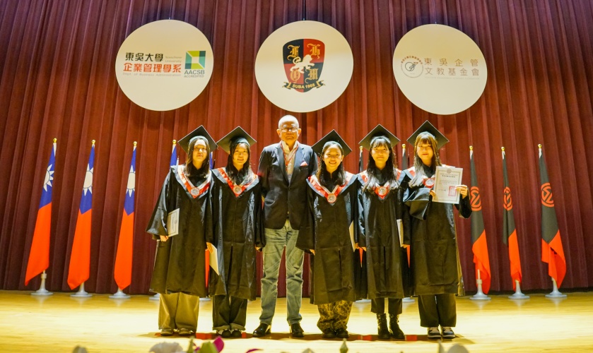 圖片標題:batch_圖六：王祿誾董事長頒發學系服務優良獎