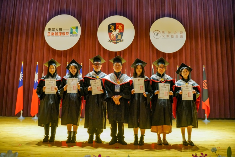 圖片標題:batch_圖五：王世和副校長頒發碩士、專班學業優良獎