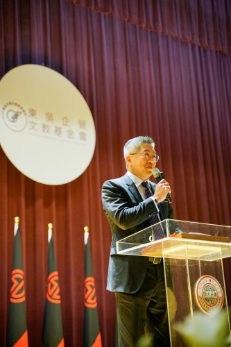 圖片標題:batch_圖四：王以倫董事長為企管系畢業生演講