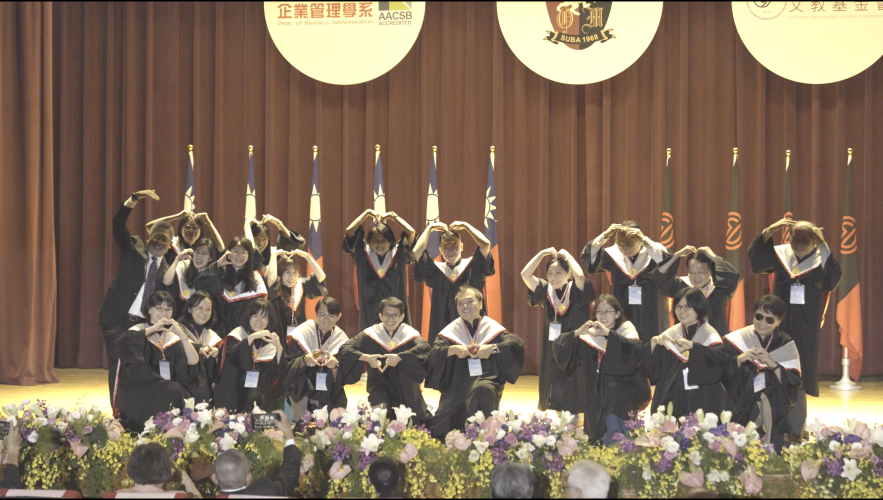 圖片標題:batch_圖一：企管系師長舞蹈表演