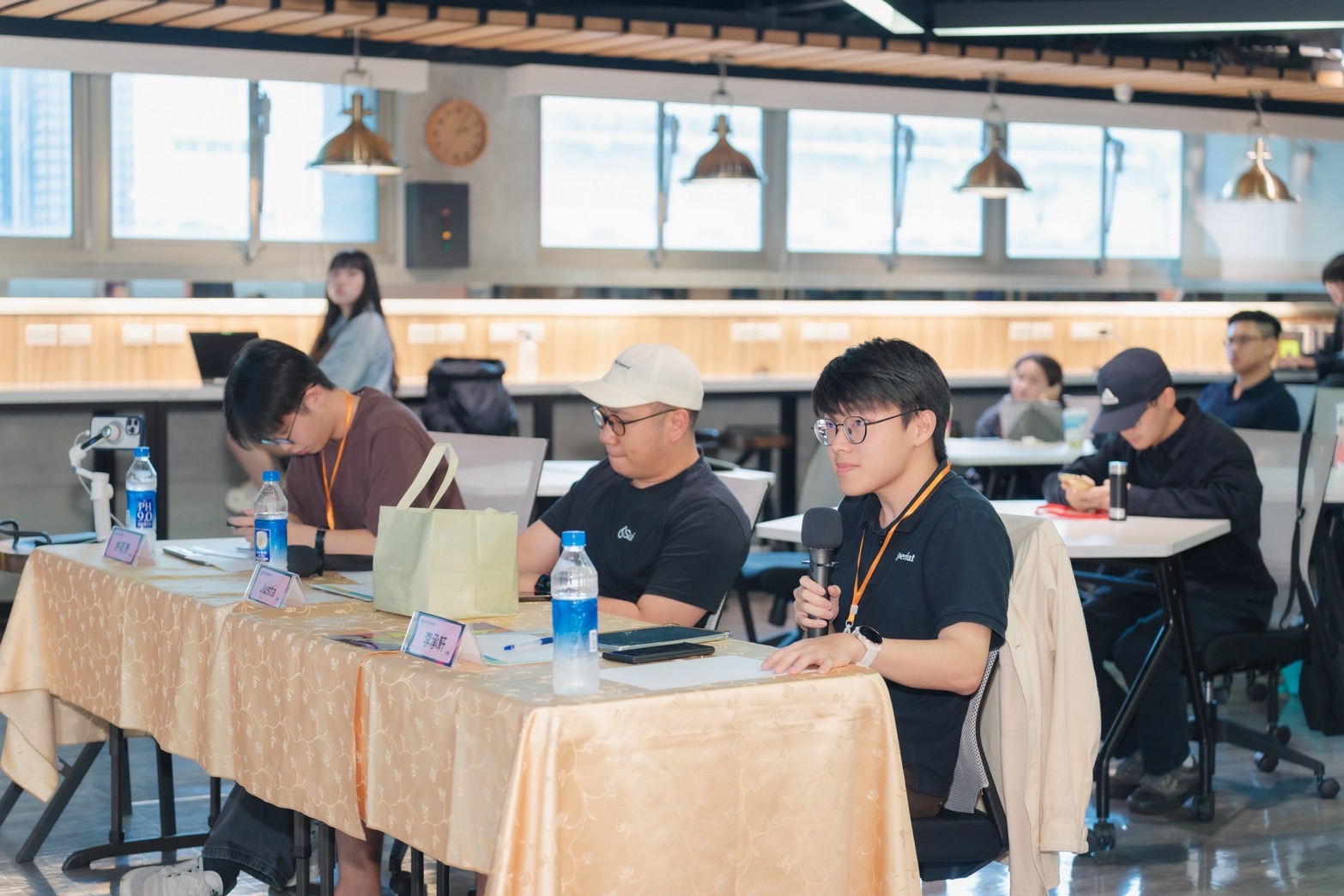 圖片標題:圖五、評審進行專業點評