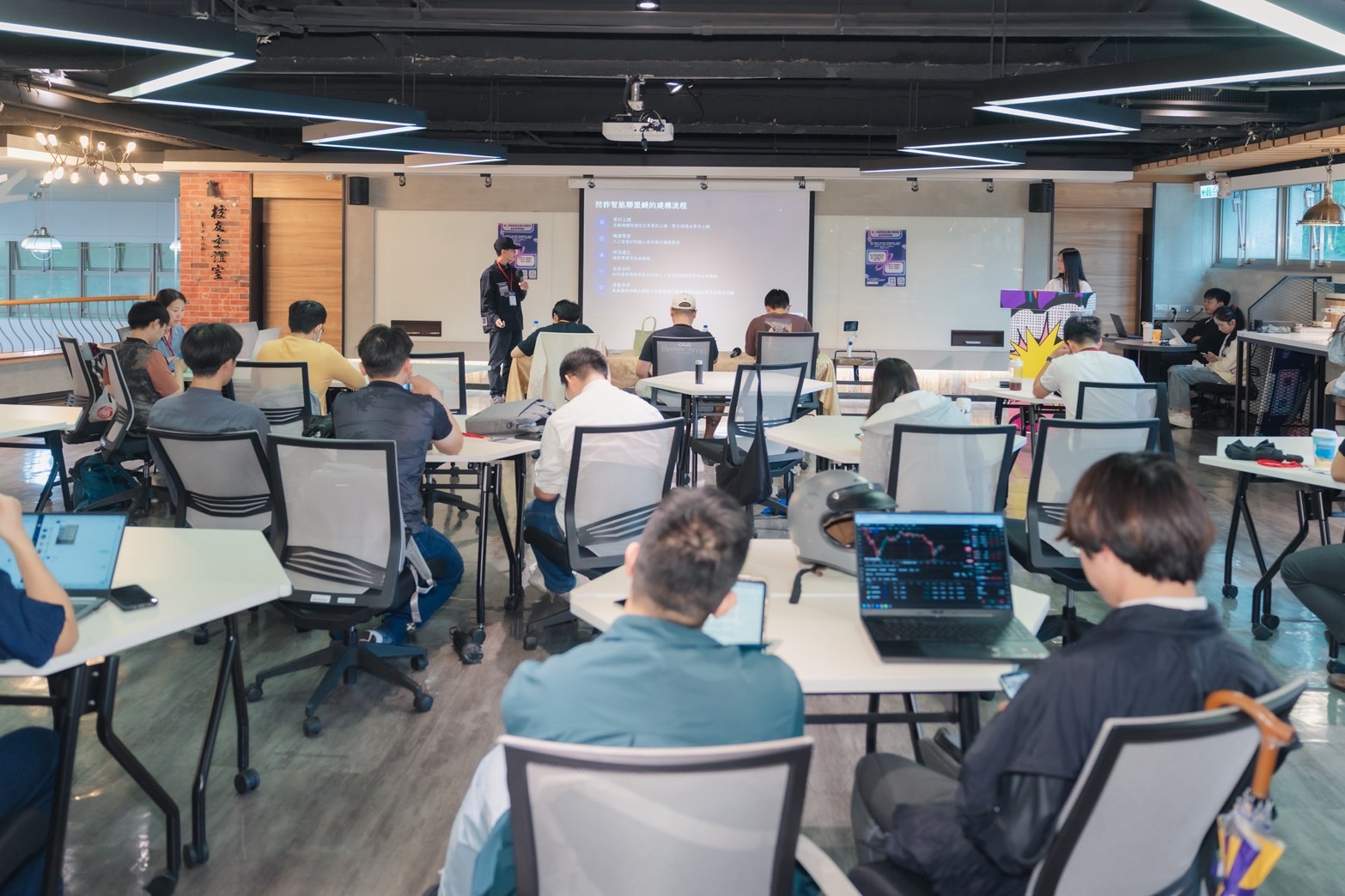 圖片標題:圖四、參賽者們全神貫注、全力以赴