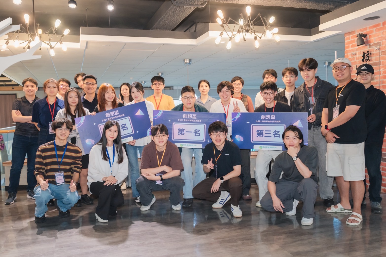 圖片標題:圖一、創想盃參賽者與東吳區塊鏈研究社合照