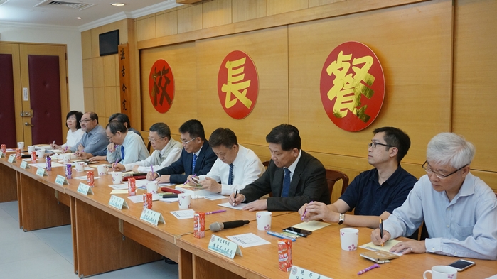 圖片標題:04 與會師長認真聽取同學發言