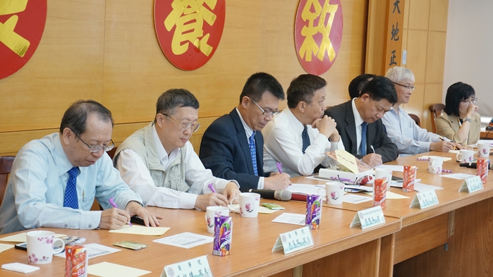 圖片標題:05與會師長認真聽取同學發言