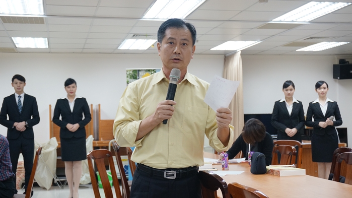 圖片標題:16軍訓室主任高應欽回答同學問題