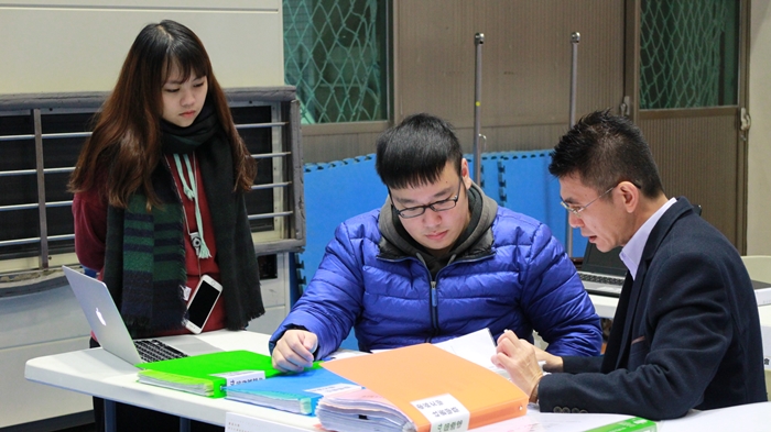 圖片標題:1外聘評審認真評比