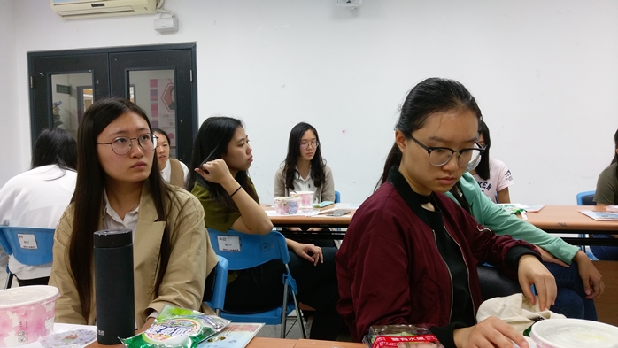 圖片標題:同學認真聽講