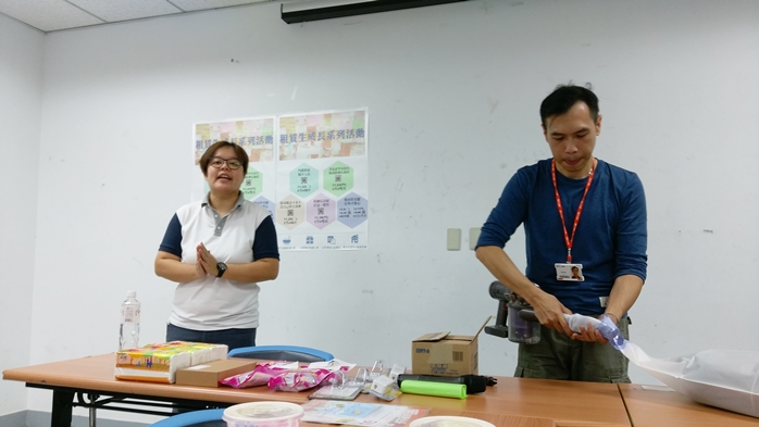 圖片標題:學生住宿中心周組員介紹講者