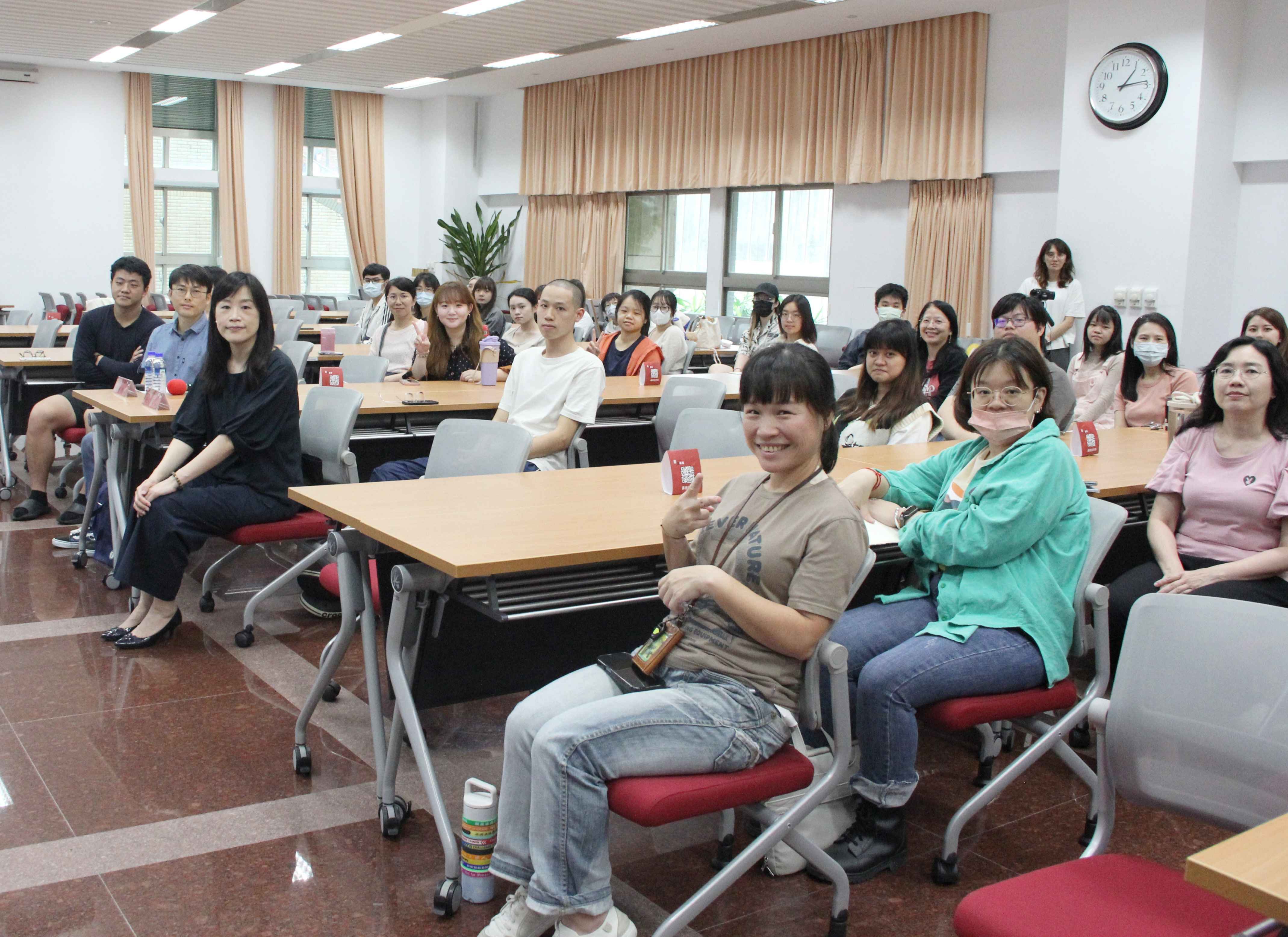 圖片標題:圖三 4月23日「笛卡兒與他的惡魔：哲學家偵探的驅魔行動」講座合照-01