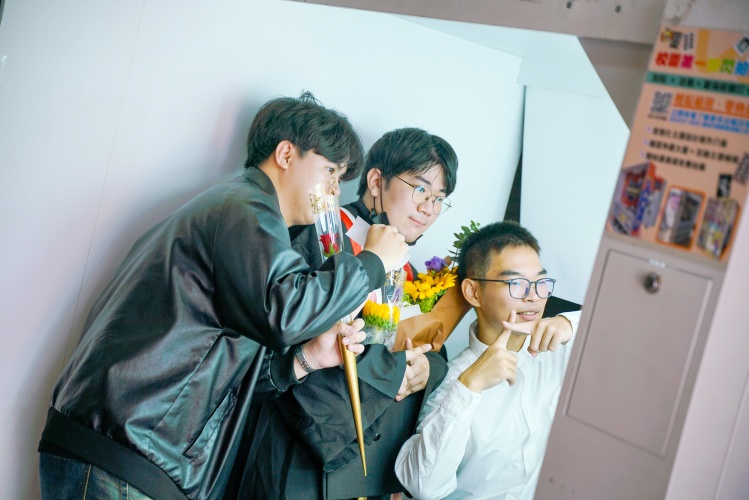 圖片標題:batch_圖五、東吳畢業生瘋玩拍貼機