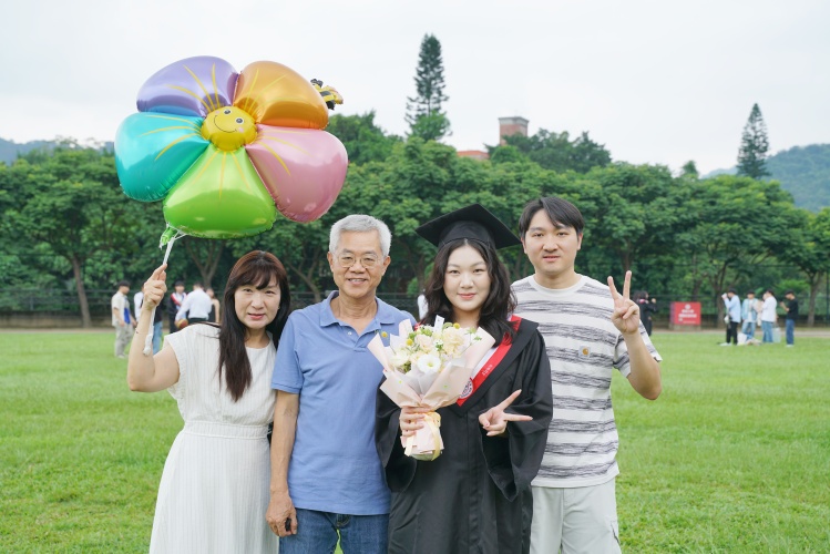 圖片標題:圖六、東吳畢業生在校園不同角落留下身影
