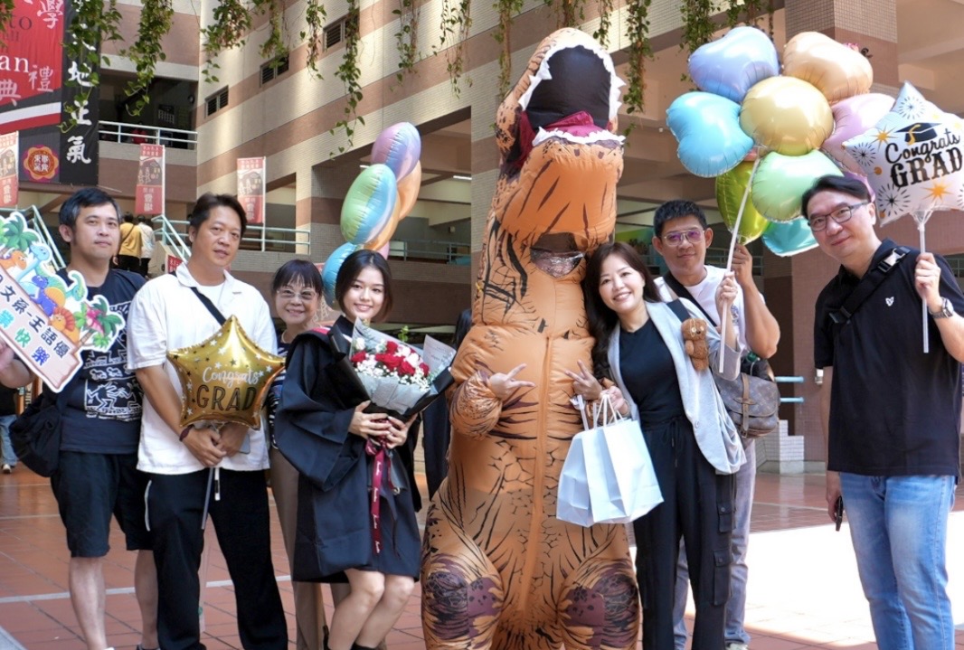 圖片標題:圖三、東吳畢業生親友團出動暴龍裝為畢業生祝賀。