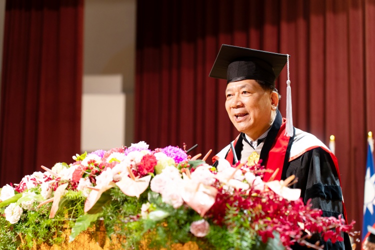 圖片標題:batch_圖一、東吳大學畢業典禮，校長詹乾隆勉勵畢業生，要擁有適應變動的能力。_0