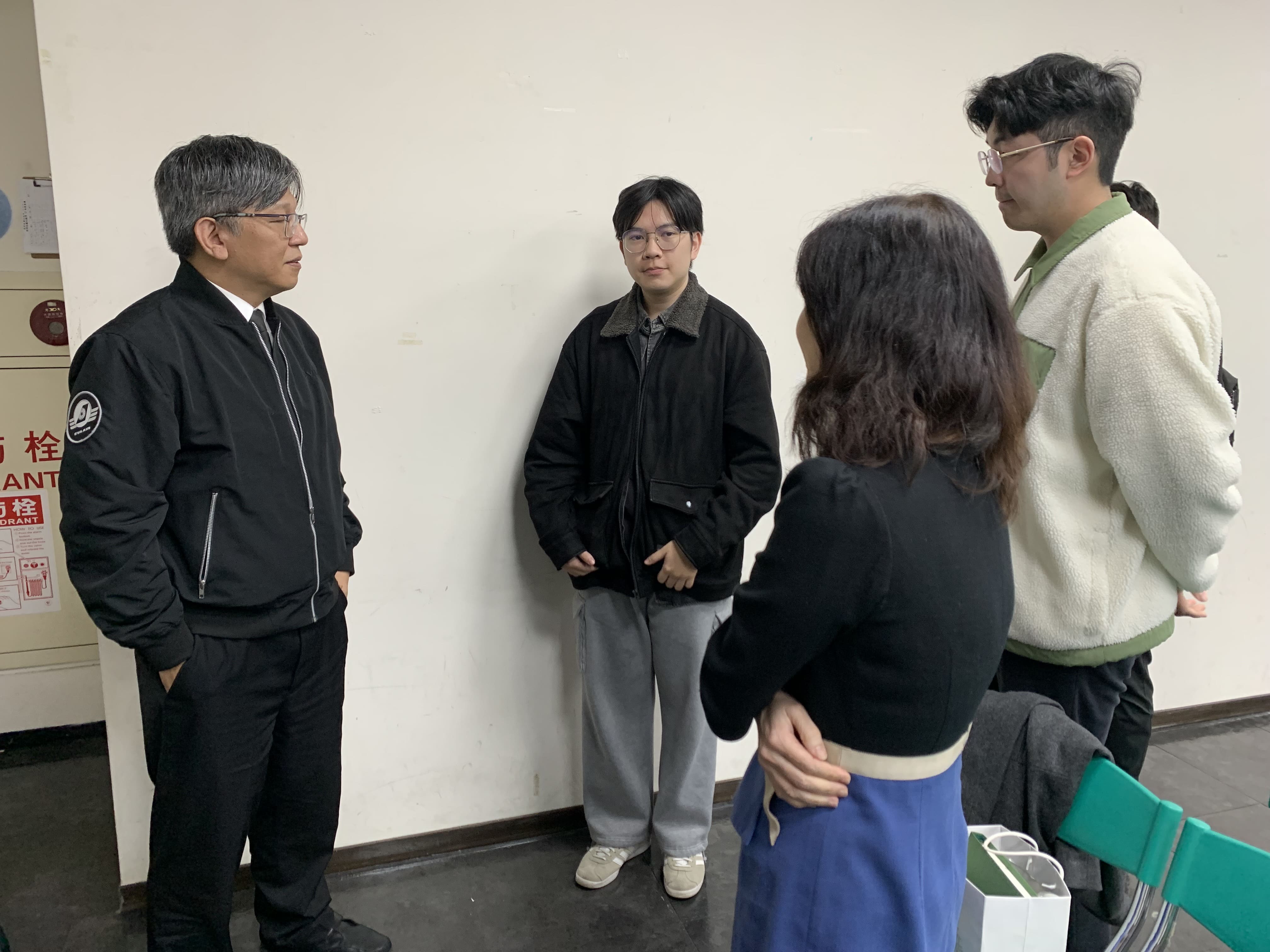 圖片標題:學生於會後進行諮詢(長榮航空)