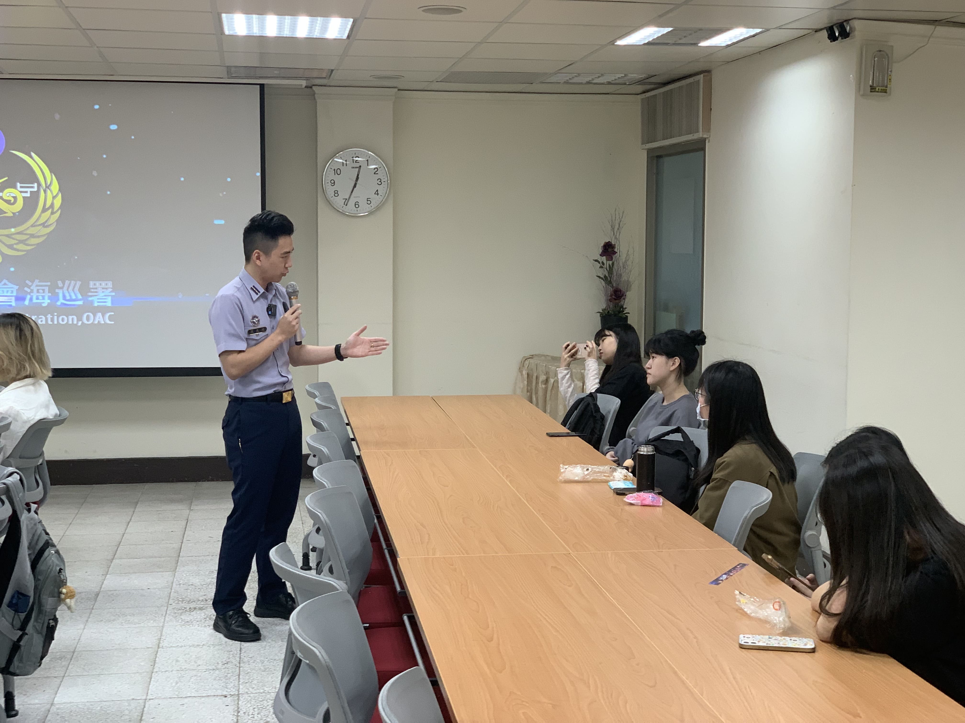 圖片標題:學生於活動中進行QA提問(海巡署)