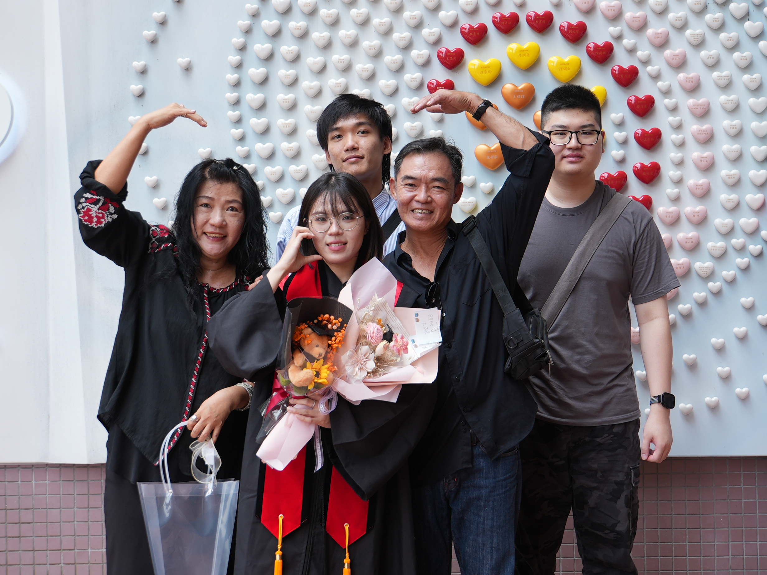 圖片標題:圖四、東吳歷史系的畢業生林格溫，是校史上首位獲得「傑出應屆畢業僑生委員長獎」殊_0