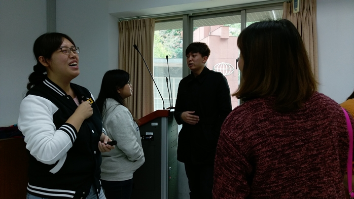 圖片標題:聽講同學留下來詢問出國交換問題